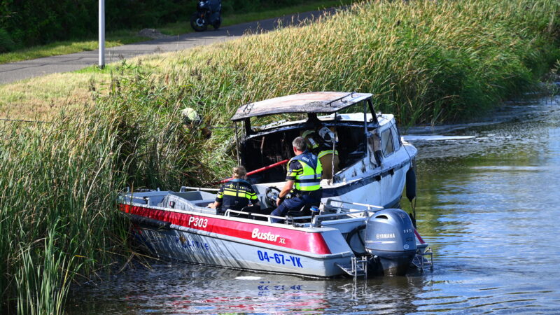 Plezierboot volledig uitgebrand