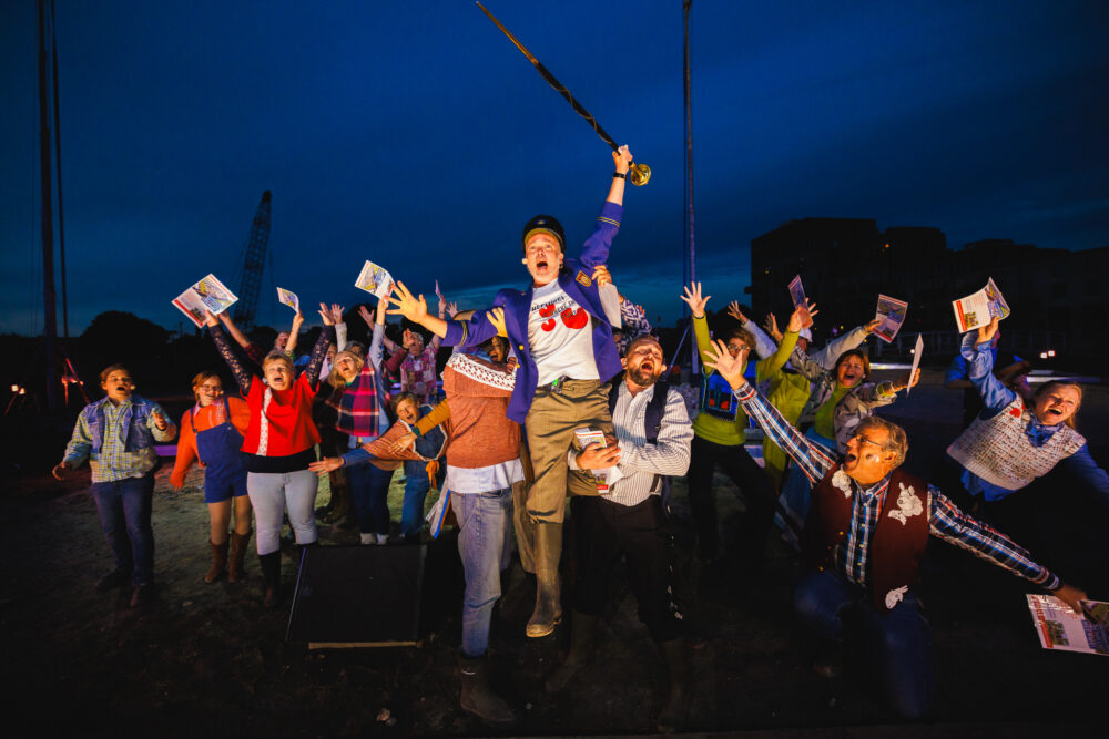 Première HEEMWEI: tribune vol, samen schuilen, luid applaus