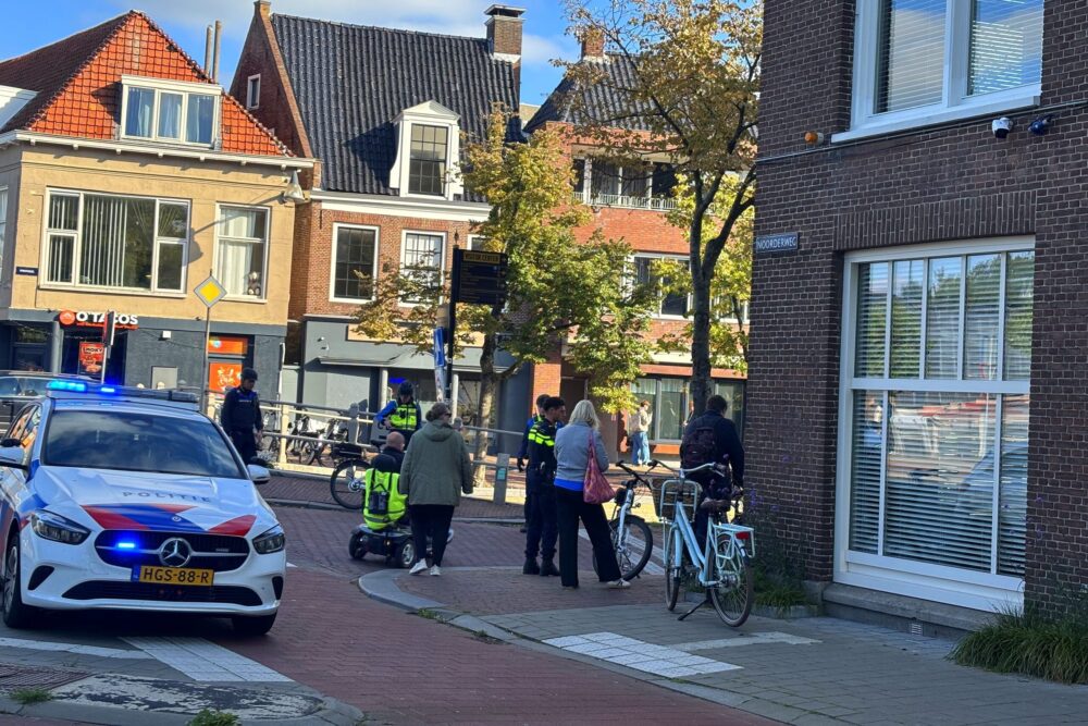 Auto rijdt door na aanrijding met fietser in Leeuwarden