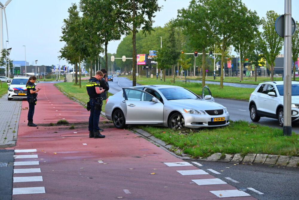 Automobilist raakt van de weg af in Leeuwarden