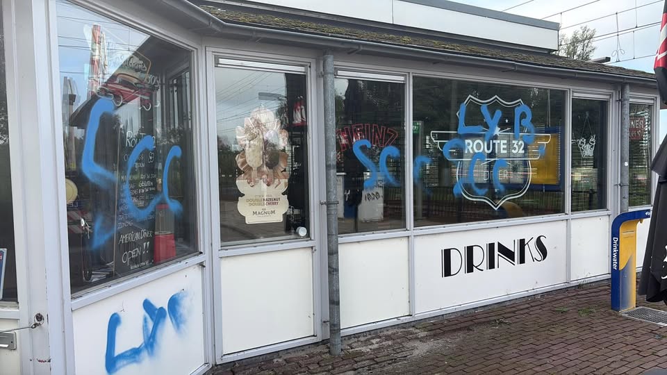 Ramen van diner Route32 in stationsgebouw Grou-Jirnsum beklad met graffity