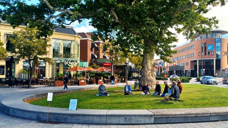 Stille rebellie op grasveldje voor NS Station in Leeuwarden