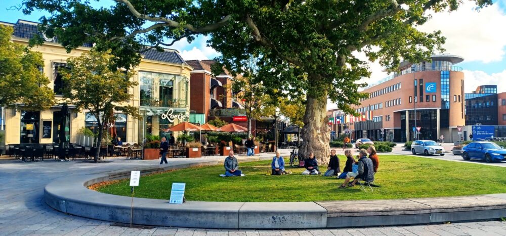 Stille rebellie op grasveldje voor NS Station in Leeuwarden