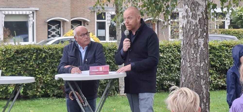 VIDEO: Naambord Sara Burgerhartplantsoen onthuld in schrijversbuurt