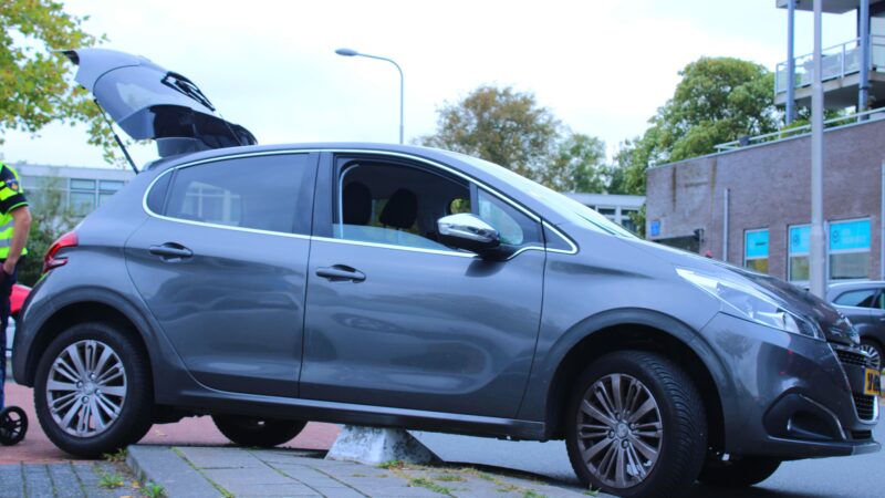 Automobiliste rijdt zich vast op betonblok aan de Joksedam