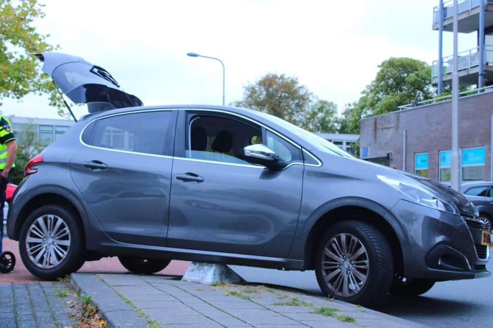Automobiliste rijdt zich vast op betonblok aan de Joksedam