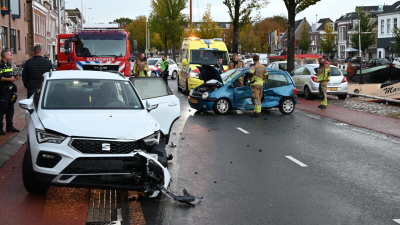 Verkeersongeval met meerdere voertuigen aan Oosterkade