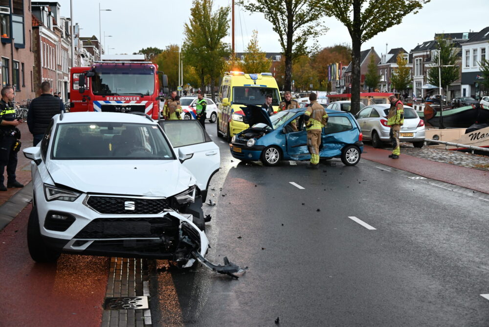 Verkeersongeval met meerdere voertuigen aan Oosterkade