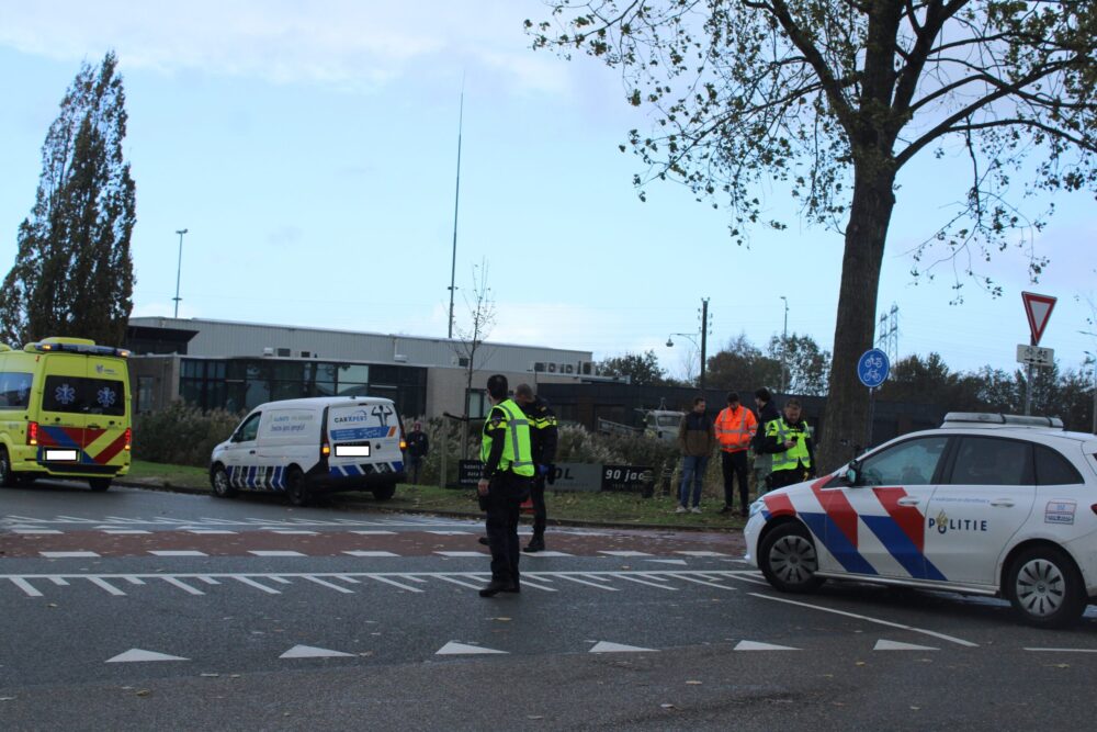 Fietser gewond na aanrijding met bestelbus