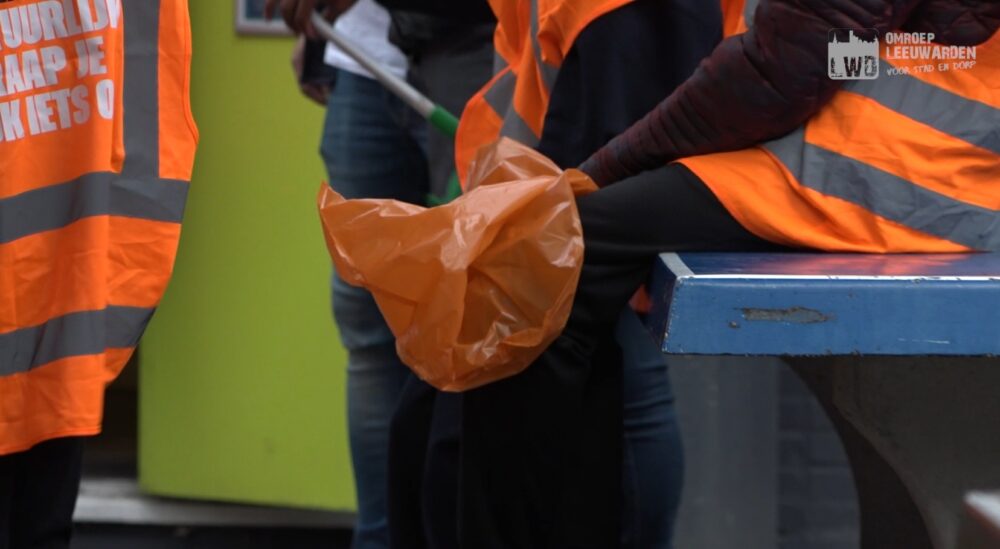 VIDEO: Friese scholieren steken de handen uit de mouwen voor schoon water
