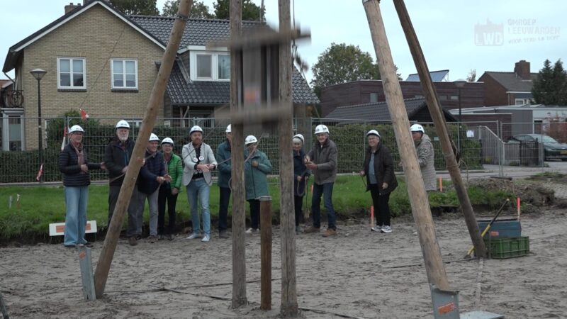 VIDEO: Eerste paal geslagen voor nieuw woonproject ‘Galemahiem’ in Mantgum