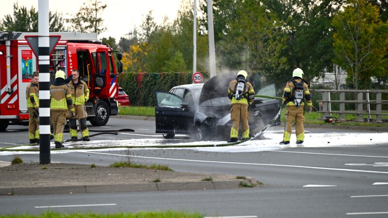 Brandweer blust brandende auto in Leeuwarden
