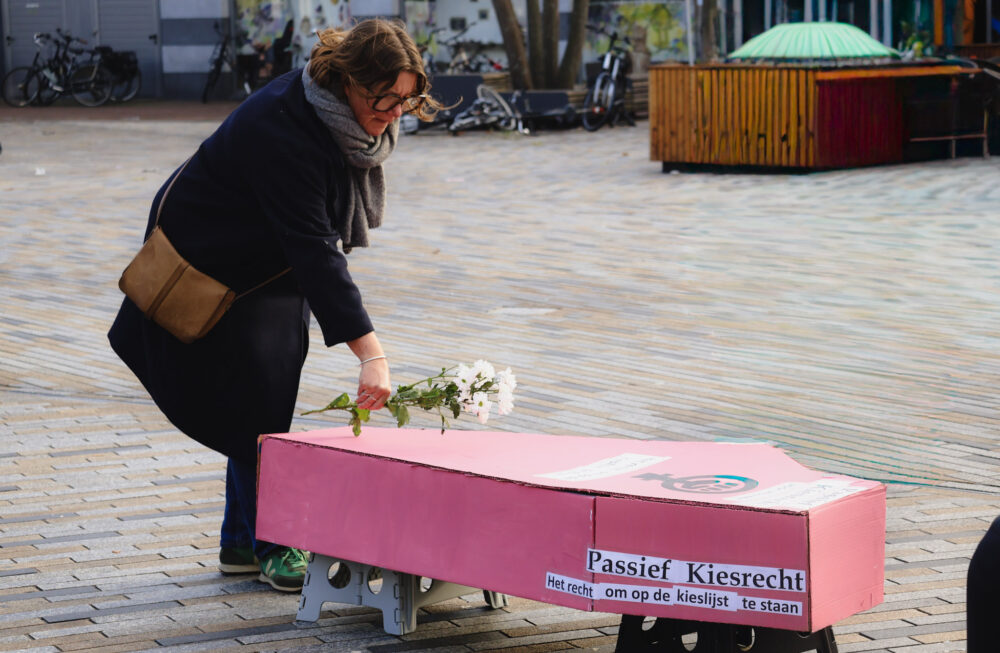 Symbolische rouwstoet door Leeuwarden: “Passief kiesrecht voor vrouwen is spreekwoordelijk dood”
