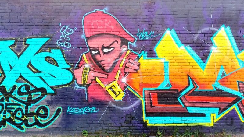 Oude winkelcentrum in Nijlân met graffiti opgepimpt