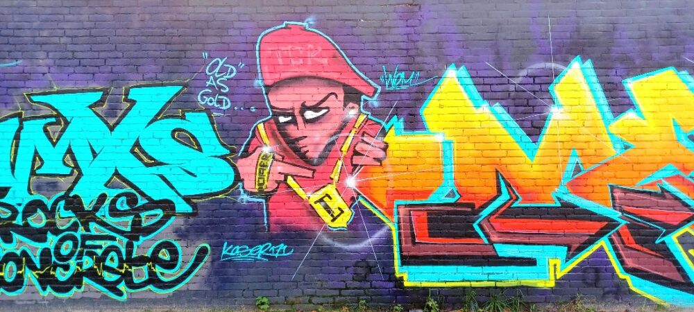 Oude winkelcentrum in Nijlân met graffiti opgepimpt