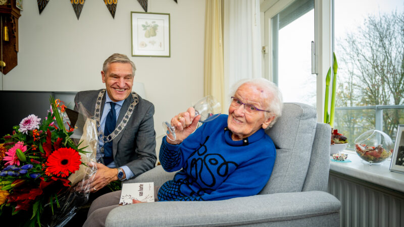 Burgemeester Buma bezoekt 100-jarige mevrouw Sjoukje de Vries-Geurts