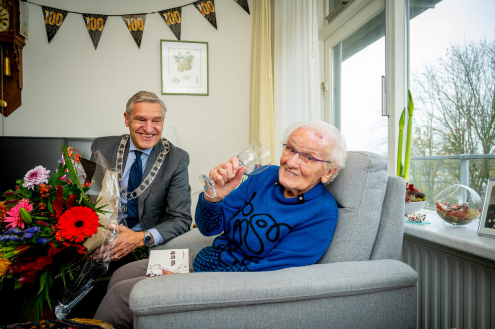 Burgemeester Buma bezoekt 100-jarige mevrouw Sjoukje de Vries-Geurts