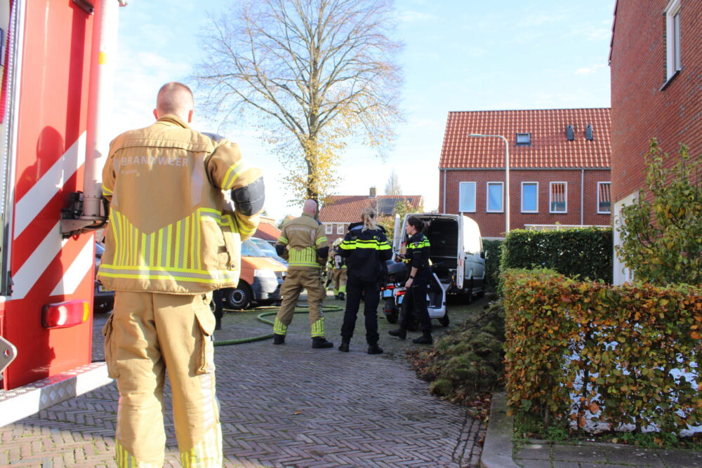 Scooter vat vlam in bestelbus in Leeuwarden; brand snel geblust