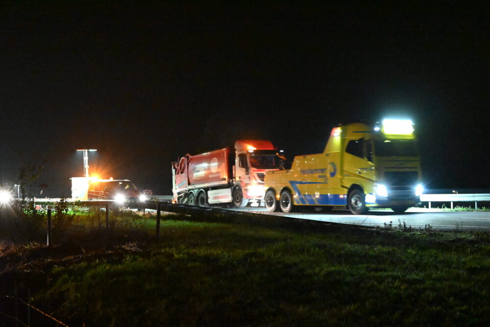 Vuilniswagen lekt olie op Rijksweg A32 in Wirdum