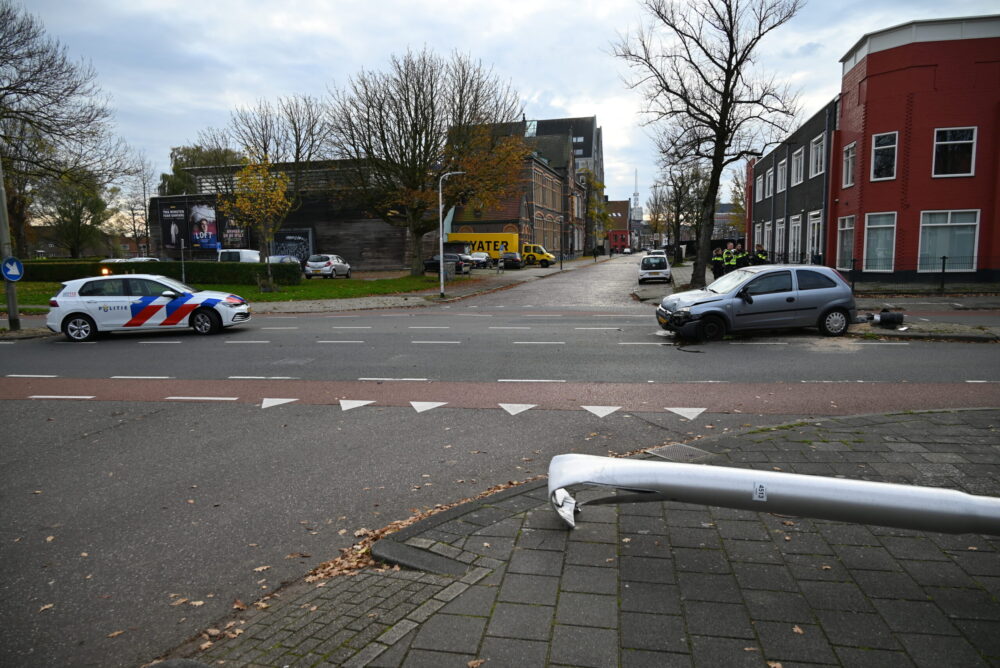 Automobilist rijdt lantaarnpaal omver na vermoedelijke black-out