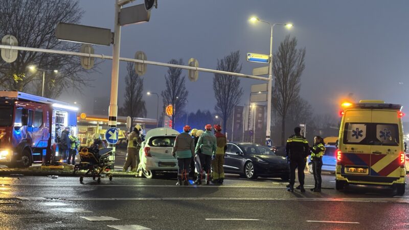Auto slaat over de kop na botsing in Leeuwarden
