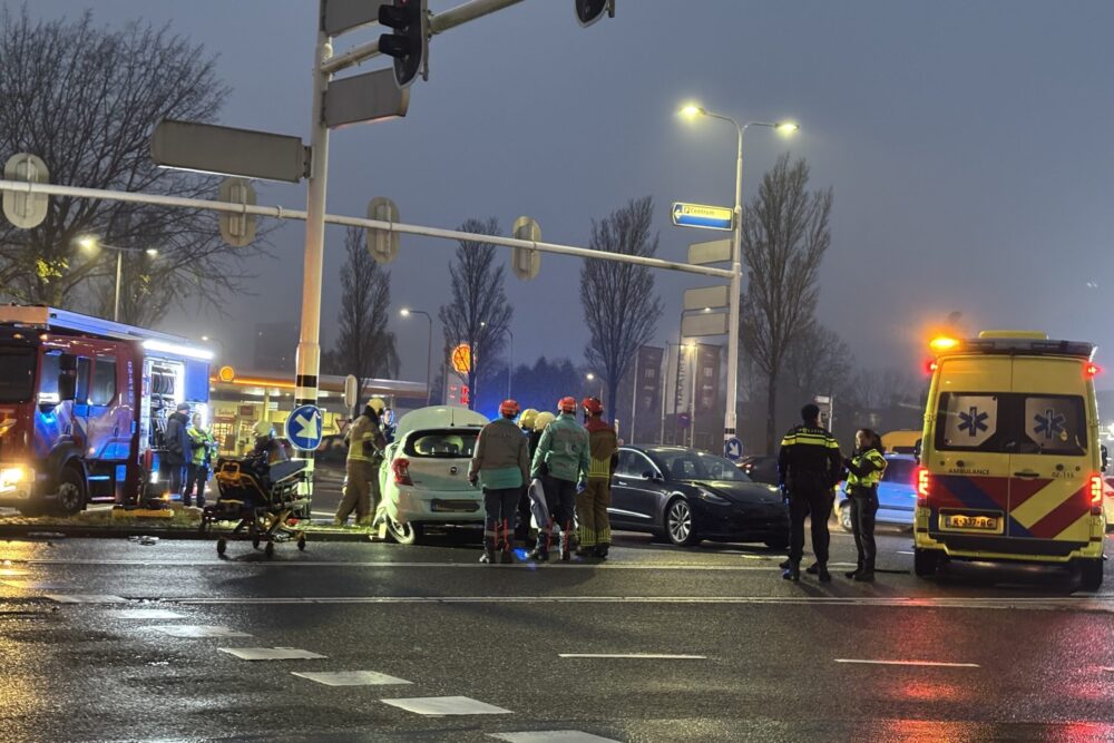 Auto slaat over de kop na botsing in Leeuwarden