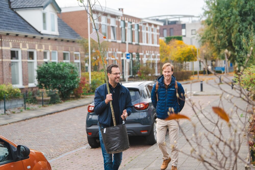 Wethouder deelt eerste gratis boom uit in Leeuwarden