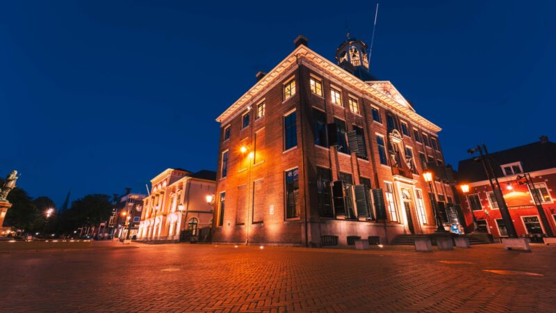 Leeuwarden kleurt oranje voor aandacht tegen geweld op vrouwen