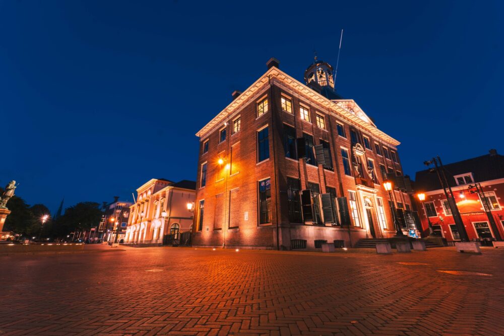 Leeuwarden kleurt oranje voor aandacht tegen geweld op vrouwen