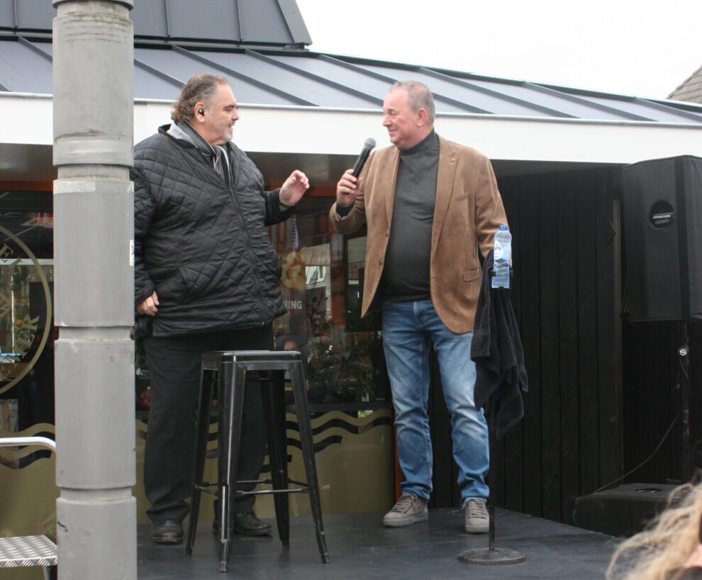 Viskiosk van Kasper Kremer en Britt in Stiens feestelijk geopend