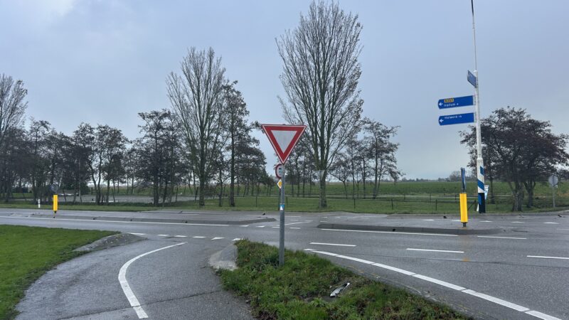 VIDEO: Petitie met bijna 2.000 handtekeningen voor veiligere N357 overhandigd aan gedeputeerde in Finkum