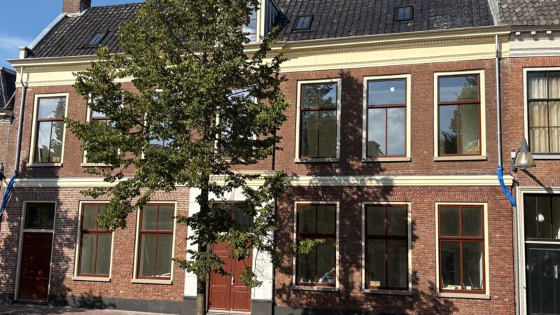 Burgemeester Buma opent voormalig Buma-pand met zes appartementen aan de Weaze in Leeuwarden