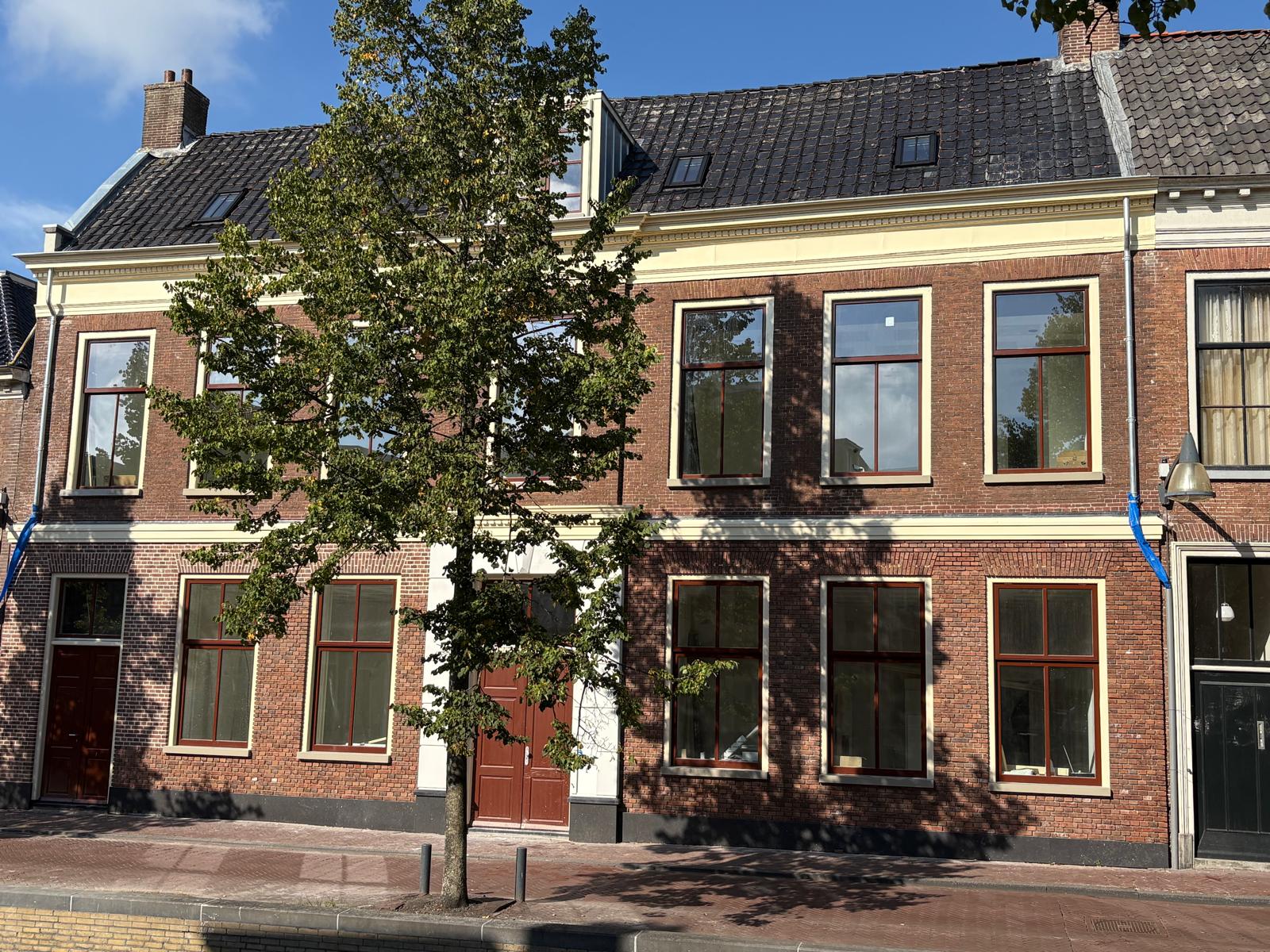 Burgemeester Buma opent voormalig Buma-pand met zes appartementen aan de Weaze in Leeuwarden