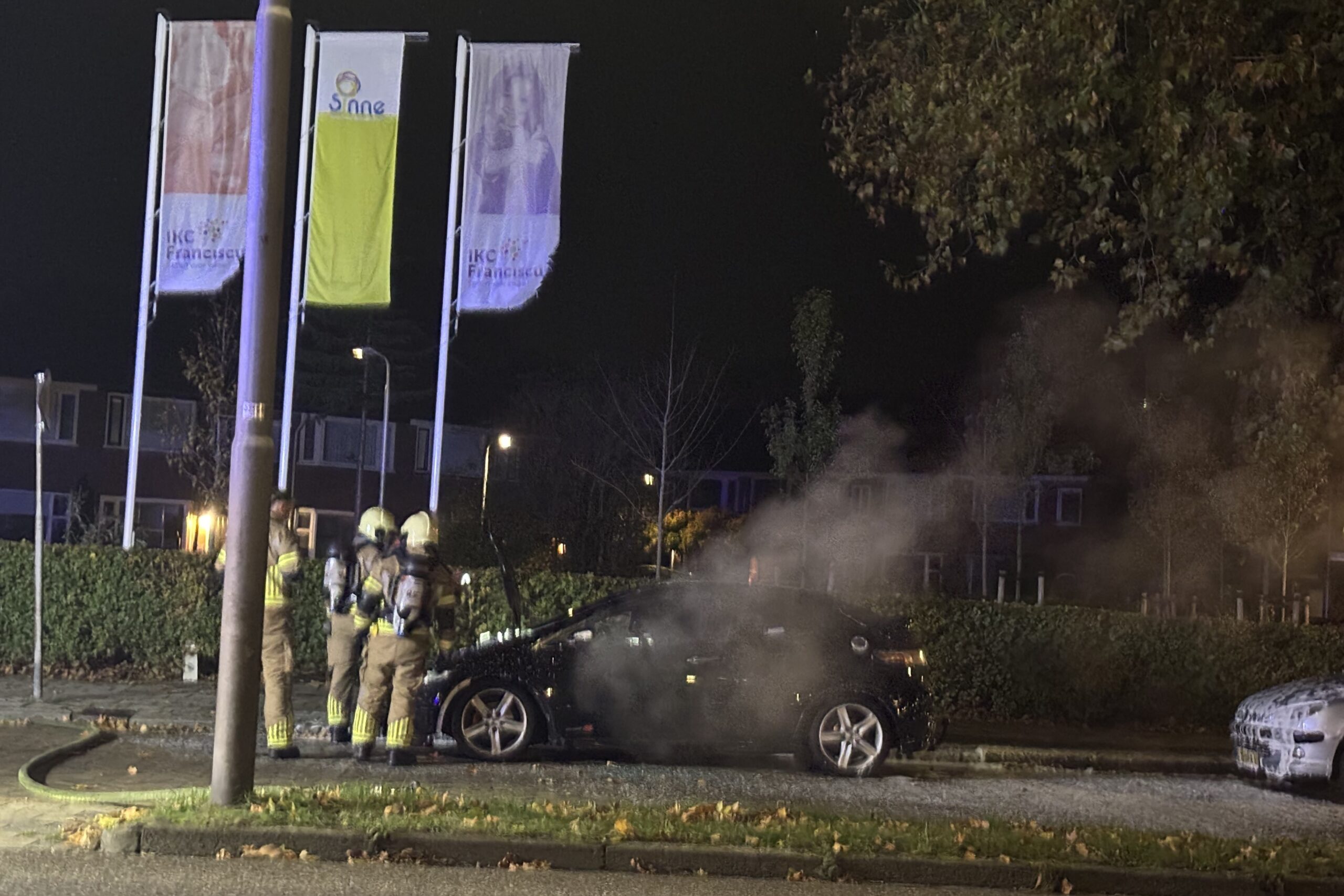 Autobrand aan de Archipelweg in Leeuwarden