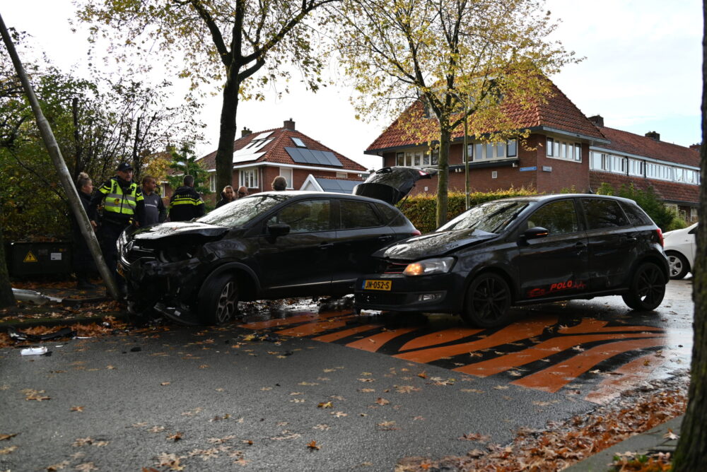 Auto botst op paal door aanrijding in Leeuwarden