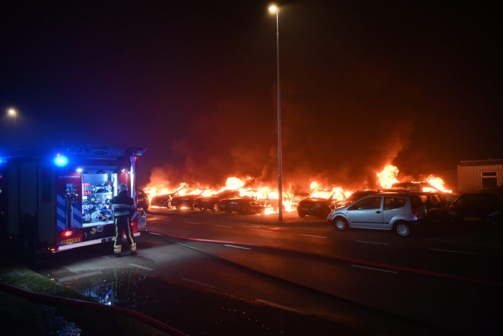 Grote brand bij autorecyclebedrijf in Leeuwarden