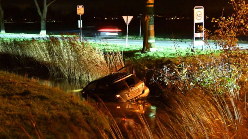 Auto komt in sloot terecht bij ongeval in Mantgum