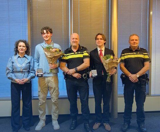 Politie en gemeente bedanken twee jonge mannen voor te hulp schieten mishandelde agent