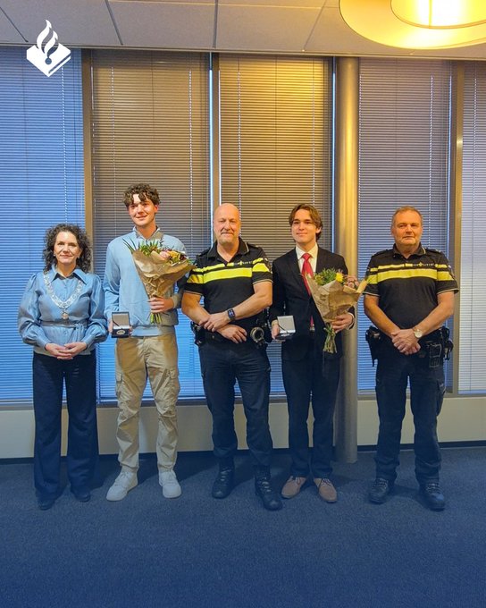 Politie en gemeente bedanken twee jonge mannen voor te hulp schieten mishandelde agent