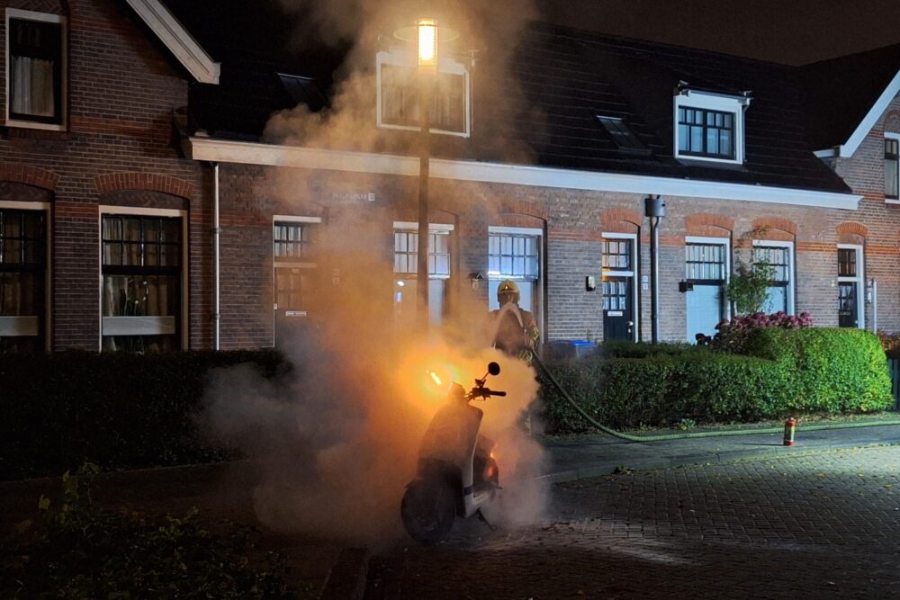Scooterbrand aan de Hollanderdijk in Leeuwarden