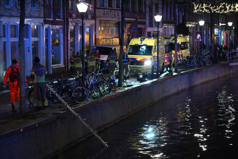Brandweer haalt persoon uit het water op de Voorstreek in Leeuwarden