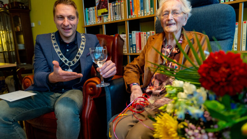 ‘Met dankbaarheid kijk ik terug’ Locoburgemeester bezoekt 100-jarige