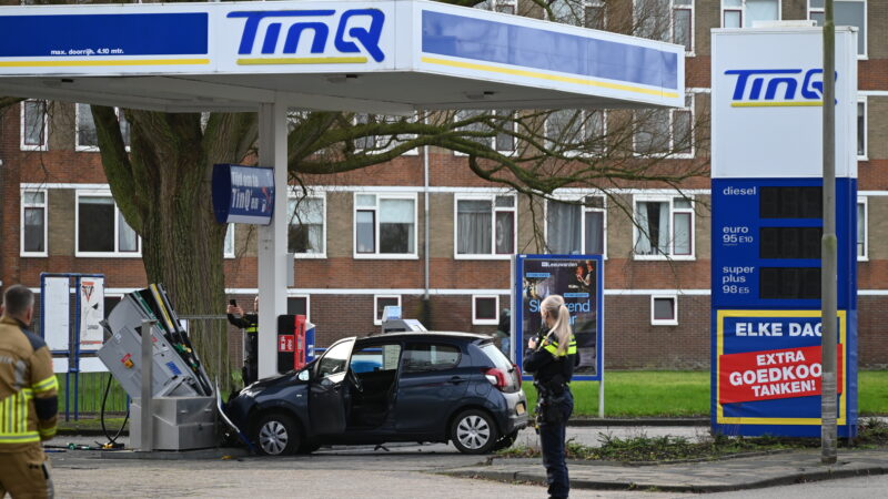 Auto rijdt tegen tankstation