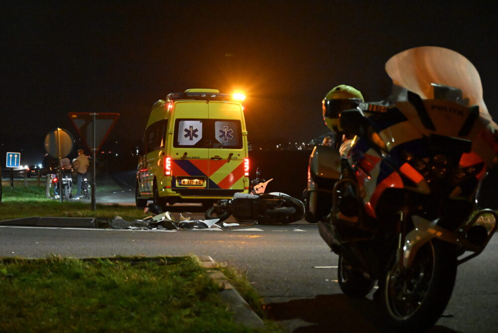 Gewonde bij aanrijding tussen auto en scooter op N31 Leeuwarden