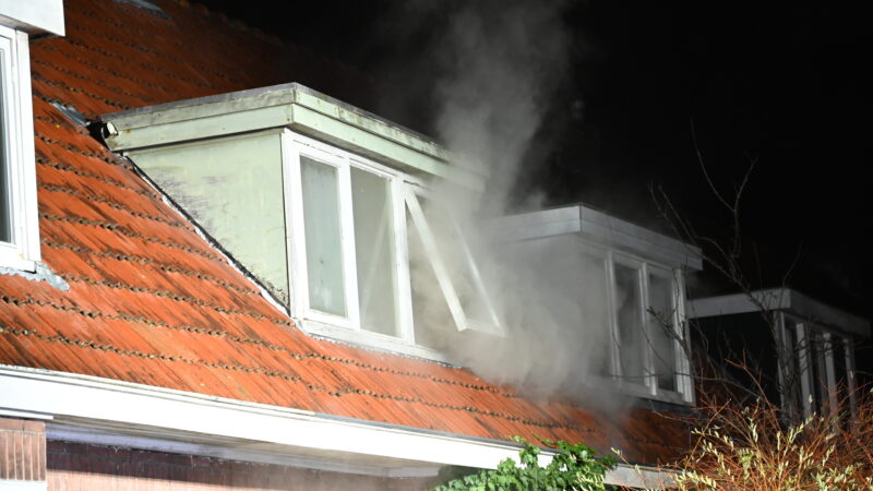 Brandweer redt persoon bij nachtelijke woningbrand