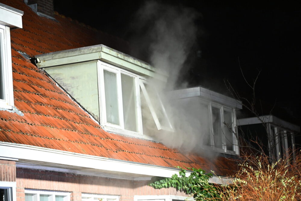 Brandweer redt persoon bij nachtelijke woningbrand