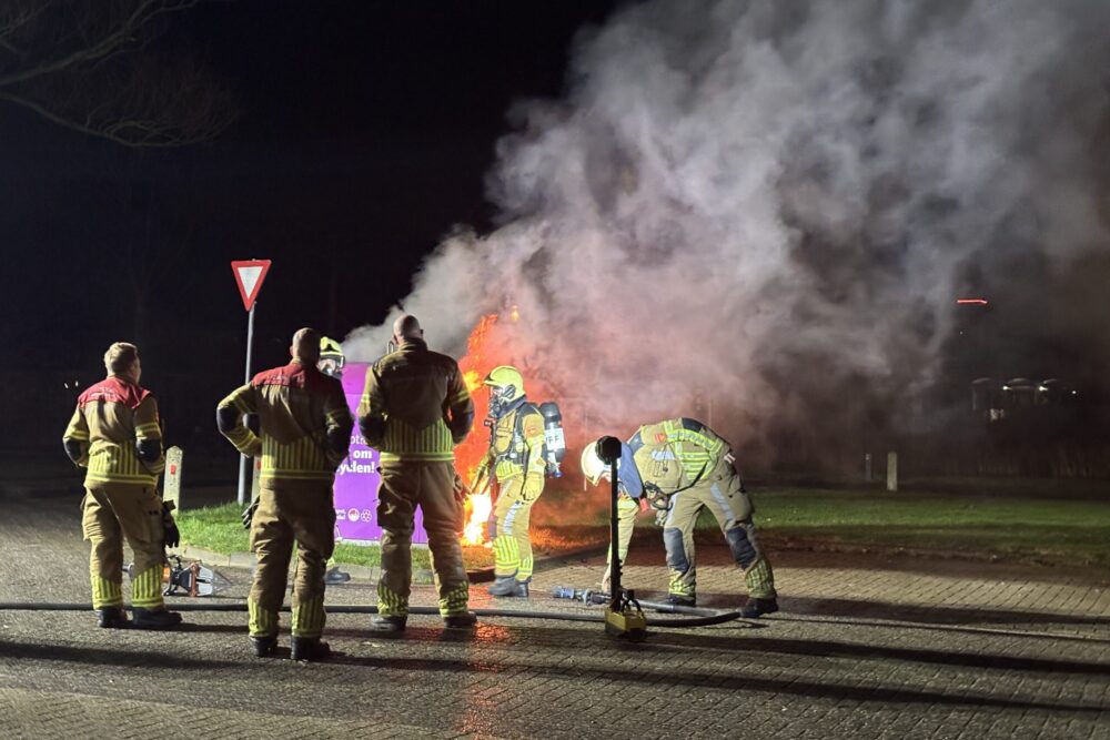 Brand in kledingcontainer