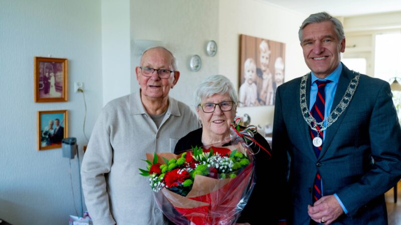 Burgemeester Buma feliciteert Jan en Willy van der Schaaf-Tichelaar met platina huwelijk
