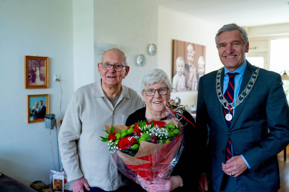 Burgemeester Buma feliciteert Jan en Willy van der Schaaf-Tichelaar met platina huwelijk