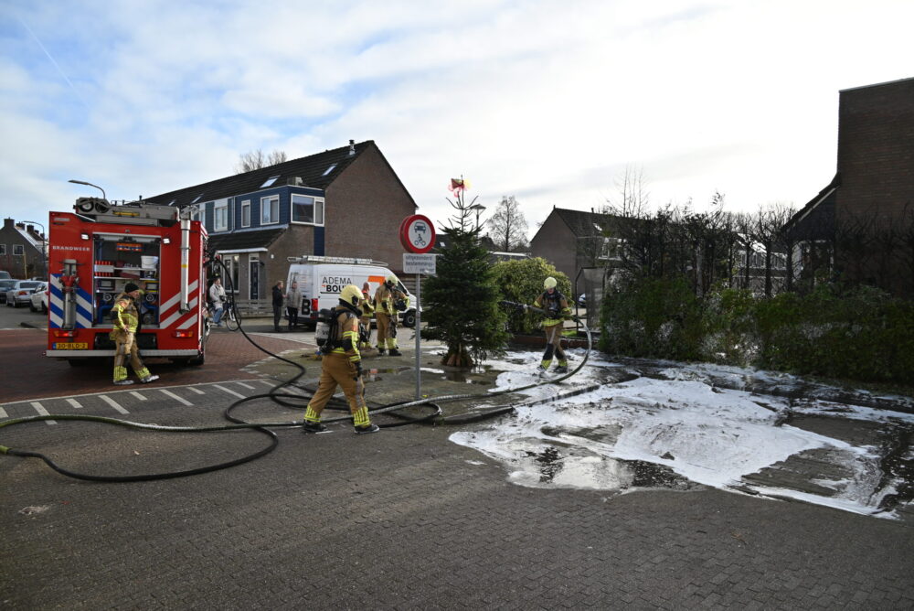 Coniferenhaag in brand in Leeuwarden-Huizum
